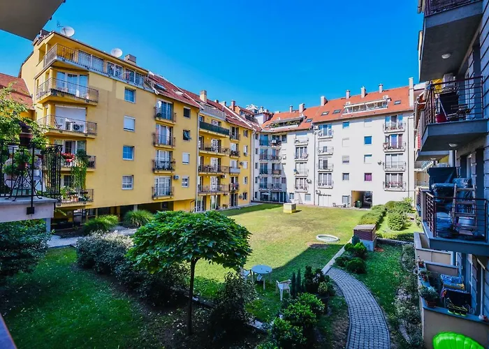 Cappuccino Apartment With Balcony And Free Parking